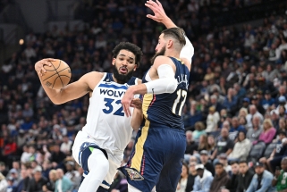 NBA sudrebino mainai: lygos žvaigždė Townsas palieka "Timberwolves"